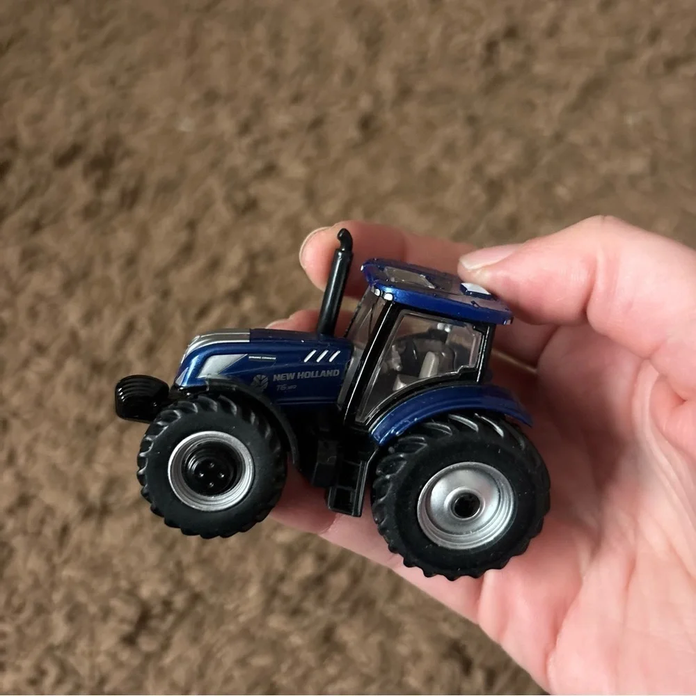 ERTL CNH New Holland Blue Tractor Toy Diecast Metal T6 180